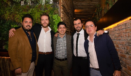  José Luis Hernández con sus amigos.