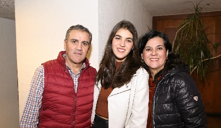  Beto Gómez y Cynthia Sánchez con su hija Natalia.
