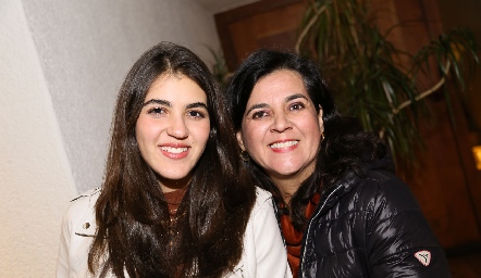  Natalia con su mamá Cynthia Sánchez.