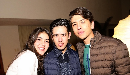  Natalia Gómez, Japur Dagda y Carlos González.