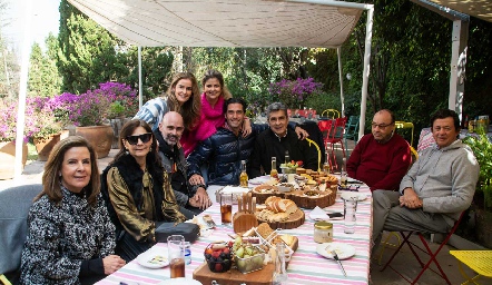 Martha Elena Muñiz, Luchi Castelo, Polo de la Garza, Lorena Quiroz, Lu López, Rafael Lebrija, Julio Castelo, Fernando y Carlos López.