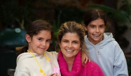  Lu López con sus hijas Xaviera y Carlota.