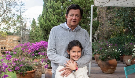 Chato López con su nieta Xaviera Lebrija.