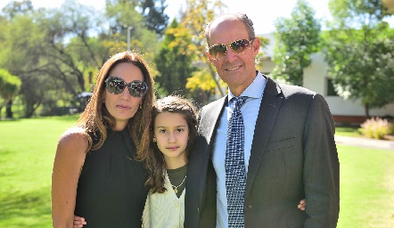  Liliana Martí y Gildo Gutiérrez con su hija Fernanda.