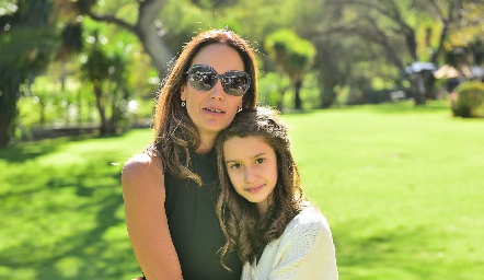  Liliana Martí con su hija Fernanda.