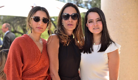  Lourdes Orozco, Liliana Martí y Mariana Meade.