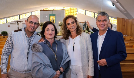  Alejandro Villalobos, Sandra Estúa, Beatriz Rangel y Mario Martel, abuelos de Javiera.