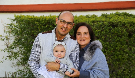  Alejandro Villalobos y Sandra Estúa con su nieta Javiera.