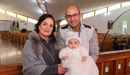 Sandra Estúa y Alejandro Villalobos con su nieta Javiera Martell.