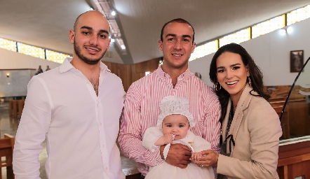Alejandro, Juan Pablo y Sandra Villalobos con Javiera.