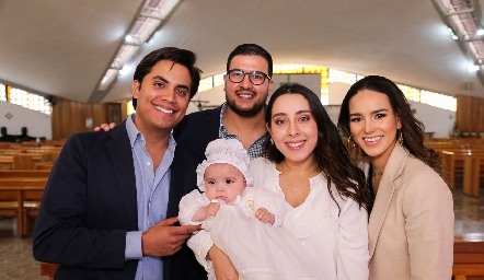  Javiera con sus papás y sus padrinos.