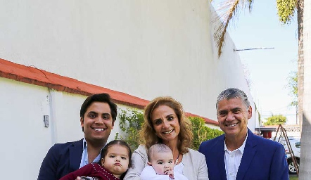 Beatriz Rangel y Mario Martell con su hijo Mario y sus nietos.