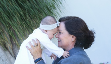  Sandra Estúa con su nieta Javiera.