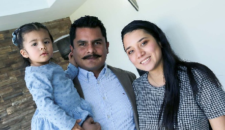  Paulina Hernández, Omar Hernández y Sofía Moreno.