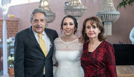  José Canales y Perla Salazar de Canales con su hija María.