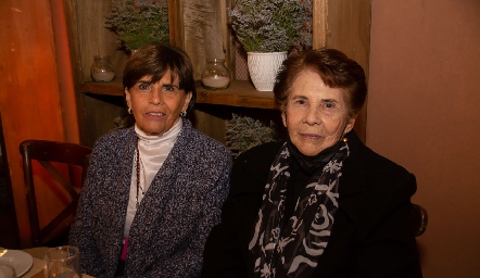  Amaya Zugarramurdi y María Luisa Martínez.