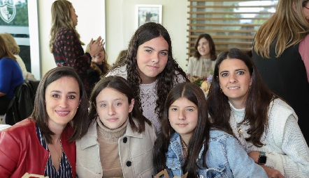 Marifer del Castillo, Valeria, Daniela y Alexa Galán y Daniela Rivero.