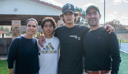  Fernanda Félix y Manuel González con sus hijos Joaquín y Manuel.