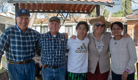  Manuel González, Salvador Félix, Joaquín González, Magdalena González y Elsa Beltrán de Félix.