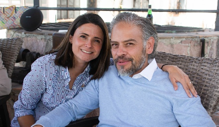  Paola Félix y Alejandro García.