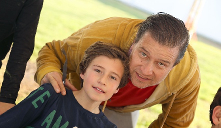  Javier con su hijo Luis Manuel .