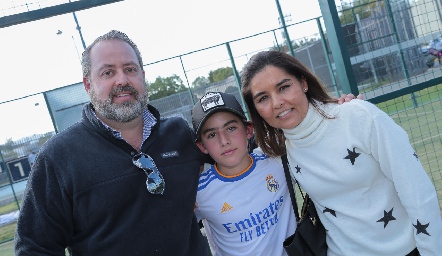 Daniel Carreras y Lorena Torres con su hijo Diego.