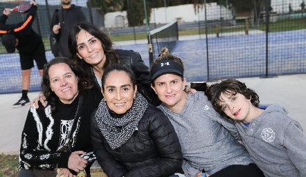  Pili Torres, Cristina, Claudia Artolózaga, Alejandra Celis y Nicolás Castro.