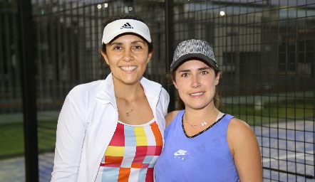  Mariana Hernández y Carmelita Berrueta.