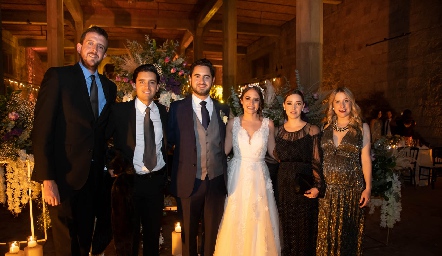  Eduardo Alvarado, Sergio Naveda, Sebastián Villasana, Ale Ascanio, Jimena Contreras y Marigel Villasana.