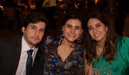  Samuel Scott, Tere Cadena y Sofía Leiva.
