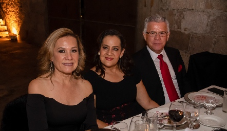  Laura Flores, Betty Flores y Paquín González.