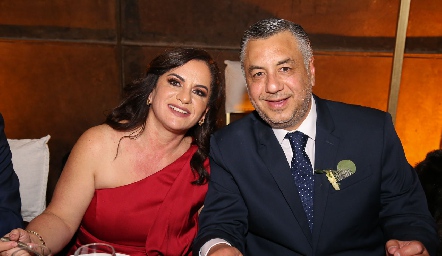  Claudia Ávila y Alejandro Villasana, papás del novio.