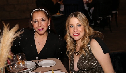  Gladys Villasana y Marigel Villasana.