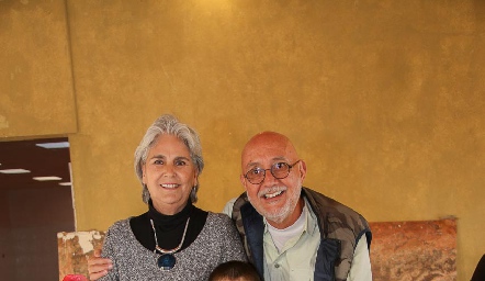  Gabriela Borbolla y Fernando Valdes con sus nietos.