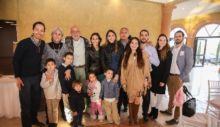  Gabriela Borbolla y Fernando Valdes con sus hijos, hijos políticos  y nietos.