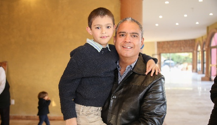  Eduardo García con su hijo.