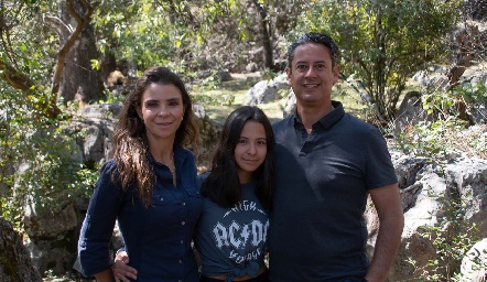 Lupita Mercado y Gustavo González con su hija Isa.