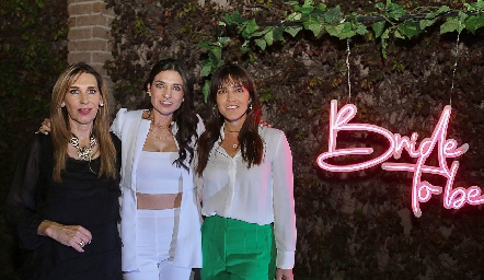  Mónica Celis con sus hijas Carla y Mónica Moreno.