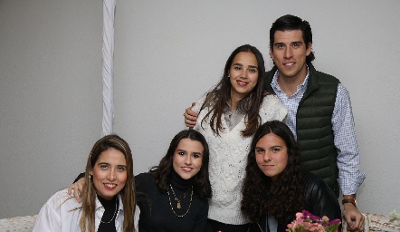  Cristina Kasis, Sofía Galán, Bárbara Mejía, Alberto Kasis y Dani Galán.