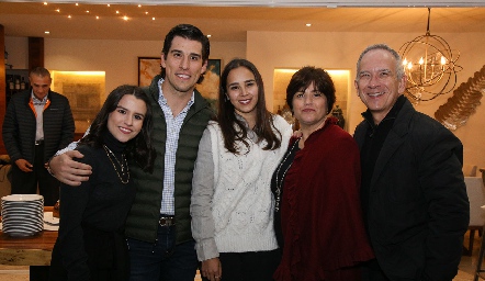  Los Galán Rivero con Alberto Kasis y Bárbara Mejía.