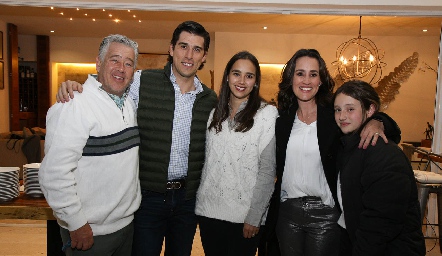  Los Galán del Castillo con Alberto Kasis y Bárbara Mejía.