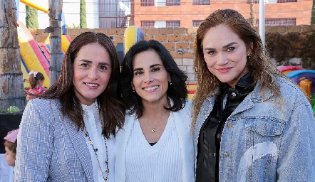  Fátima Meléndez, Anilú Enríquez y Danaé Enríquez.