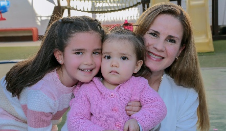 Valeria y María José Cortés con su mamá Michelle Baeza.