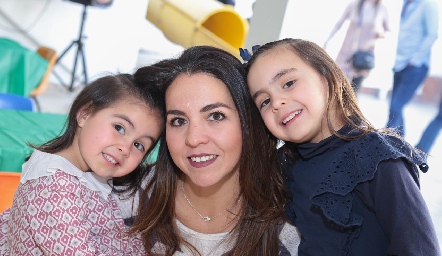  Fer Castillo con sus hijas Macarena y María Pia.