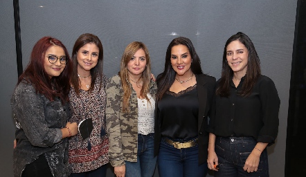  Victoria Flores, Carla Flores, Vicky Sabre, Ginny Campos y Natalia Loera.