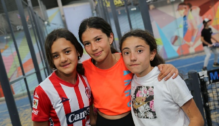  Vale Fernández, Valeria González y Pía Quibriera.