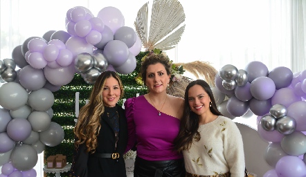 Italia Fuentes, Ingrid y Mariana Yañes.