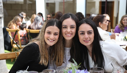  Daniela Ríos, Martha Ricabar y Sofía Medina.