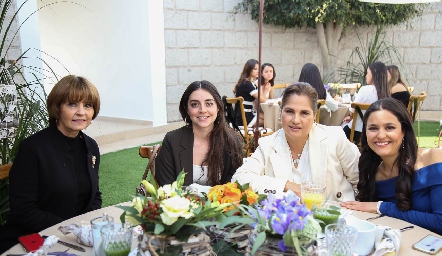  Isa Cabrera, Andrea Vázquez, Margarita de Cabrera y Sofía Cabrera.