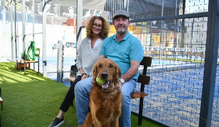  Patricia pulido, Eduardo Gutiérrez y su mascota Hank.